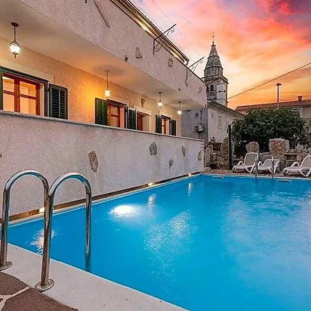 Plovanija Comfortable Hotel Krk Town