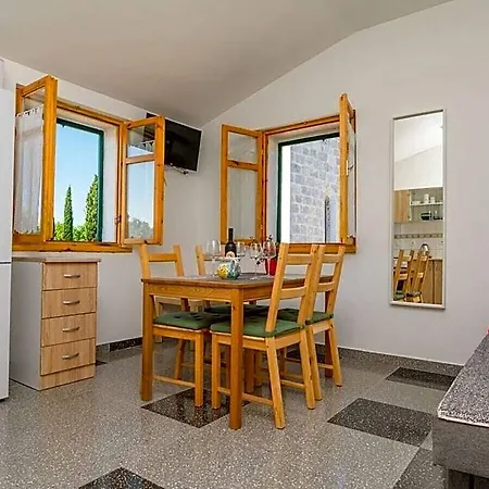 Plovanija Comfortable Hotel Krk Town